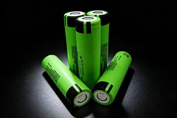 An 18650 battery with voltage labels for 4.2V (Full), 3.7V (Nominal), and 3.0V (Empty)