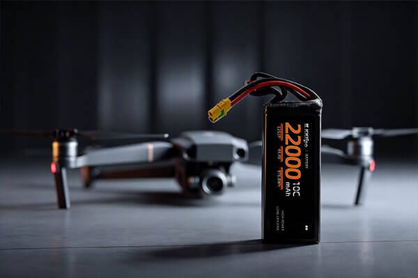 A diagram comparing the internal structure of a solid-state battery and a traditional lithium-ion battery.