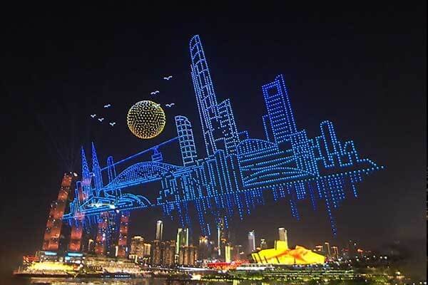 A graph showing the long, gradual performance decline of a solid-state battery over 2000 cycles, contrasted with the steep drop-off of a Li-ion battery after 500 cycles.